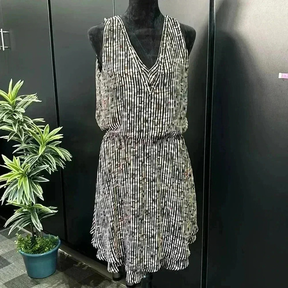 WHBM V-neck,double ruffle hem line sleeveless,lined,elastic waist,pattern Midi - Picture 1 of 12